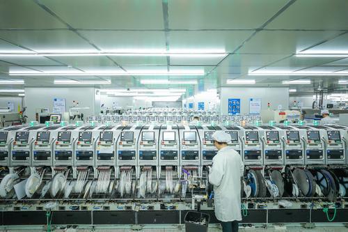 解锁新技能 vivo升降式摄像头竟能拧开瓶盖，网友直呼太彪悍